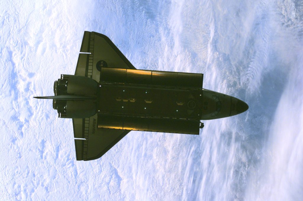 Das Space Shuttle "Atlantis", das während der Expedition-1 zu Besuch kam, nach dem Abdocken von der ISS. © Nasa Das Space Shuttle "Atlantis", das während der Expedition-1 zu Besuch kam, nach dem Abdocken von der ISS. © Nasa