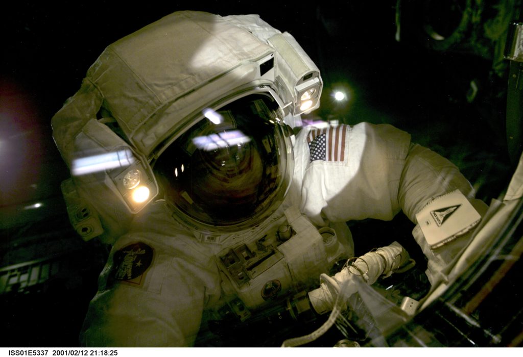 Expedition-1 bekommt Besuch: Der Astronaut Robert L. Curbeam bei einem Außenbordeinsatz. © Nasa Expedition-1 bekommt Besuch: Der Astronaut Robert L. Curbeam bei einem Außenbordeinsatz. © Nasa