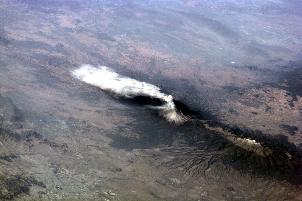 Die erste Langzeitbesatzung der ISS fotografiert die Erde. Hier: Den Vulkan Popocatépetl in Mexiko, der am 23. Januar 2001 eine Aschewolke spuckt. © Nasa Die erste Langzeitbesatzung der ISS fotografiert die Erde. Hier: Den Vulkan Popocatépetl in Mexiko, der am 23. Januar 2001 eine Aschewolke spuckt. © Nasa