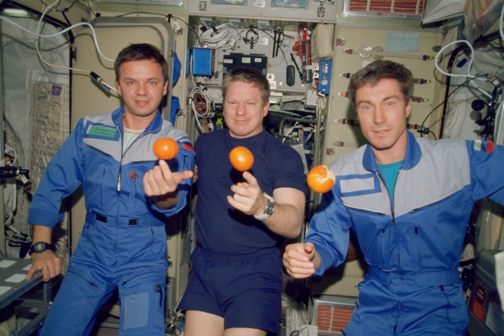 Die Expedition-1-Crew an Bord der ISS: Juri Gidsenko, William Shepherd und Sergej Krikaljow (v.l.). © Nasa Die Expedition-1-Crew an Bord der ISS: Juri Gidsenko, William Shepherd und Sergej Krikaljow (v.l.). © Nasa